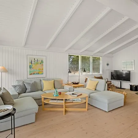 Gudmunda - 300m From The Sea By Interhome